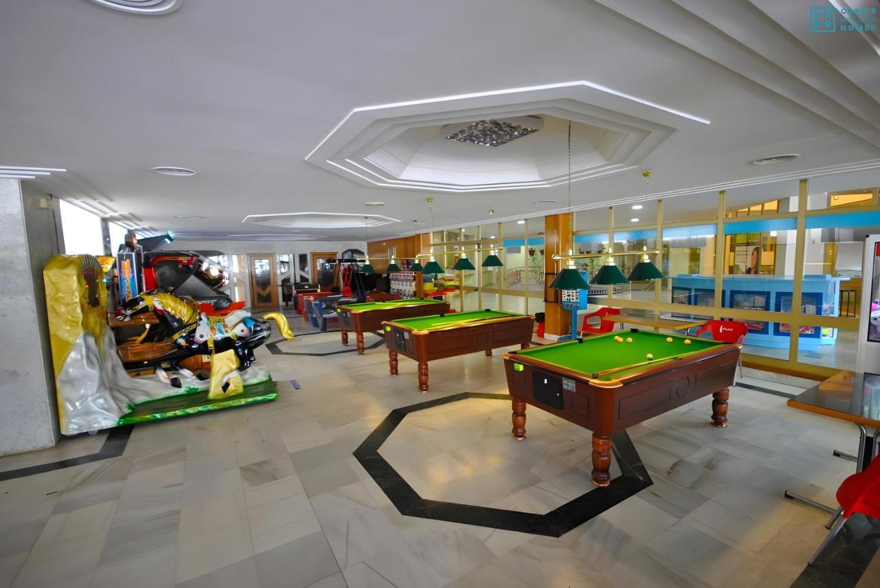 Apartamentos Benalbeach 贝纳尔马德纳 外观 照片